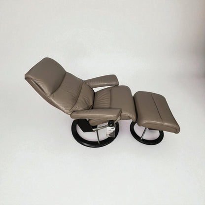 Stressless View (M) Lenestol med Krakk – Mørk Beige Skinn | MøbelGlede