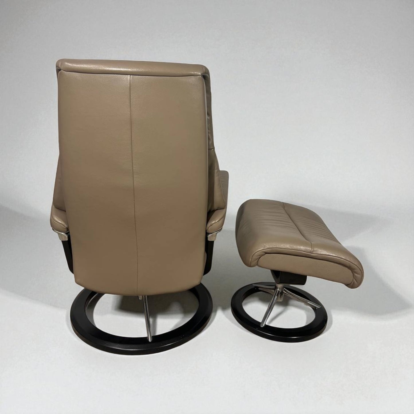 Stressless View (M) Lenestol med Krakk – Mørk Beige Skinn | MøbelGlede