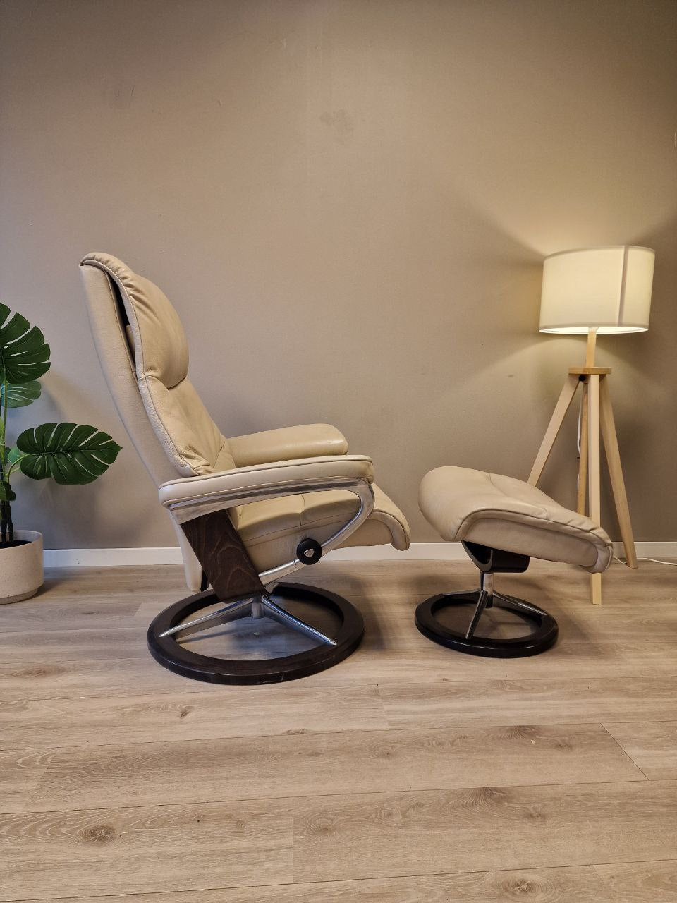 Brukt Stressless View signatur lenestol m/krakk i beige - sidevisning