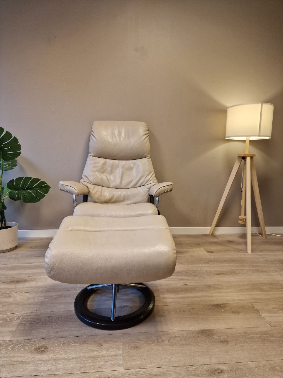 Brukt Stressless View signatur lenestol m/krakk i beige - i interiorsetting