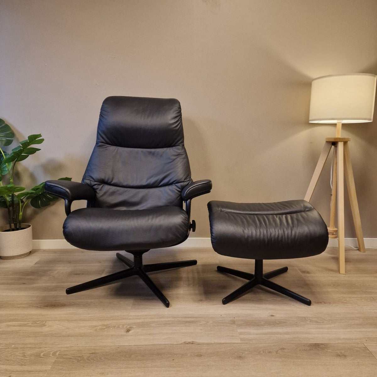 Stressless View (M) lenestol med krakk i svart skinn og sort Cross-understell, sett forfra