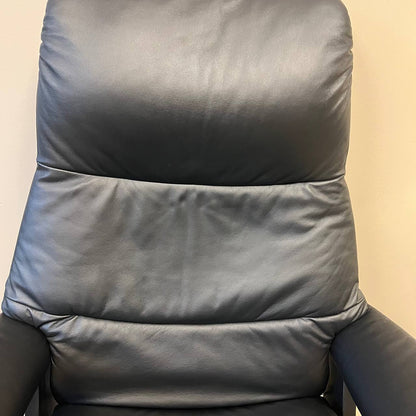 Nærbilde av rygg og nakkepute i svart skinn på Stressless View – ingen bruksmerker