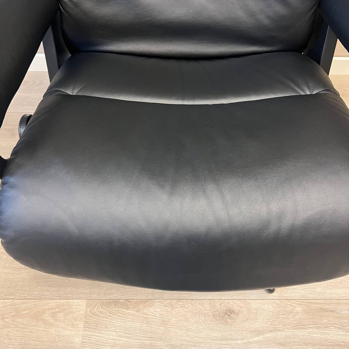 Nærbilde av setet i svart skinn på Stressless View (M)