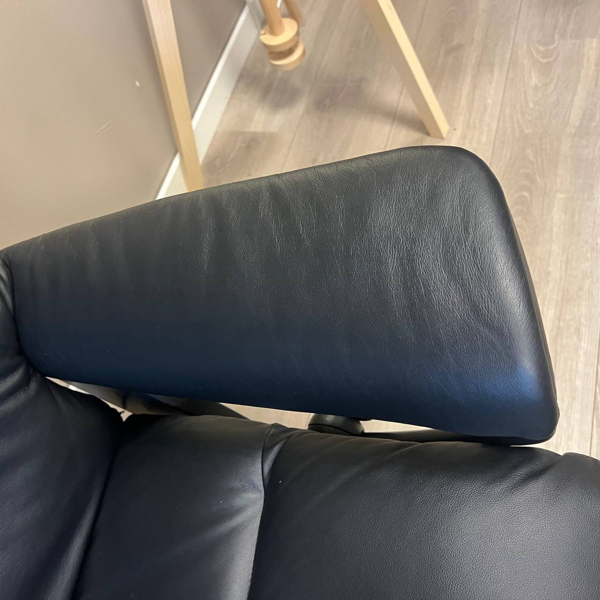 Nærbilde av armlenet i svart skinn på Stressless View