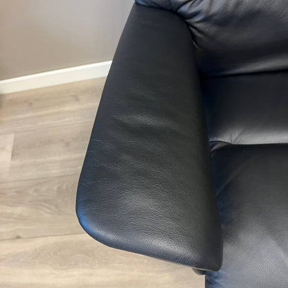 Armlene i svart skinn på Stressless View sett ovenfra