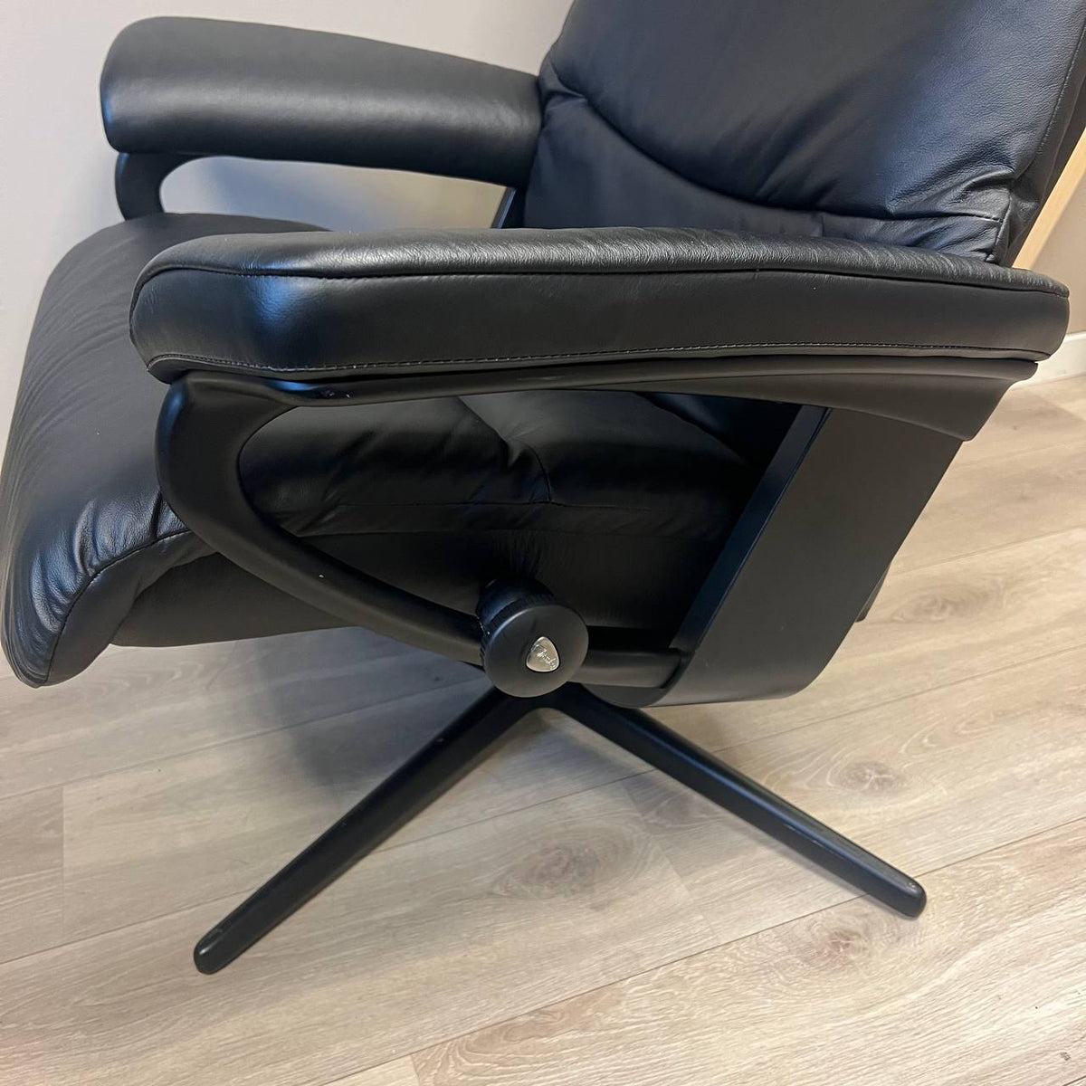 Sort Cross-understell og reguleringsknott på Stressless View lenestol