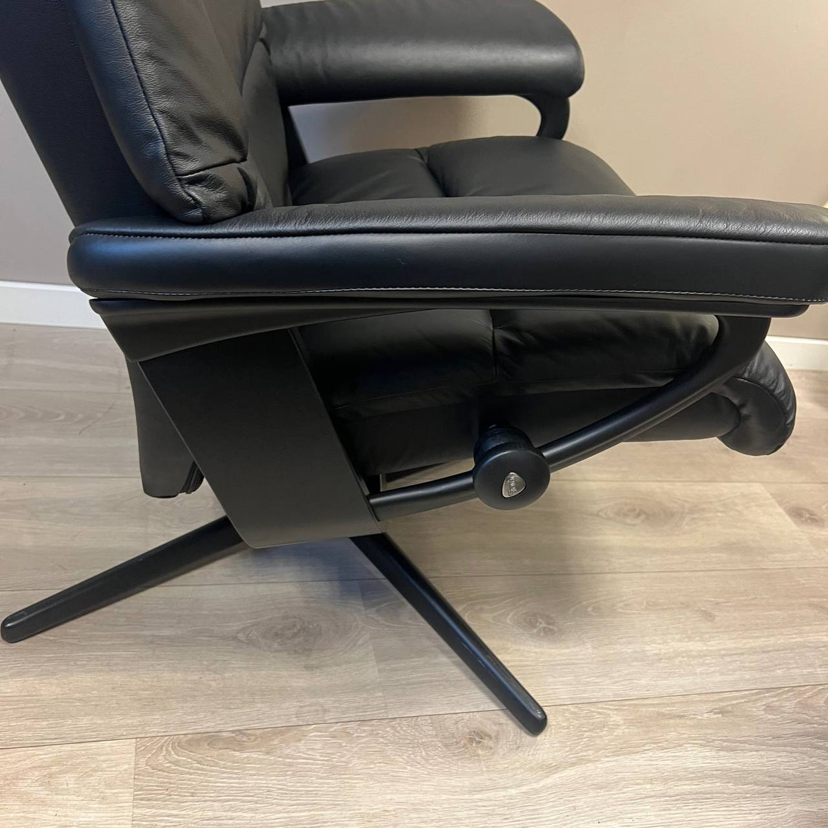 Nærbilde fra siden av mekanismen og det sorte Cross-understellet på Stressless View