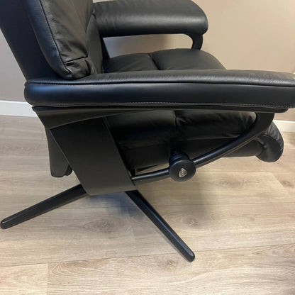 Nærbilde fra siden av mekanismen og det sorte Cross-understellet på Stressless View
