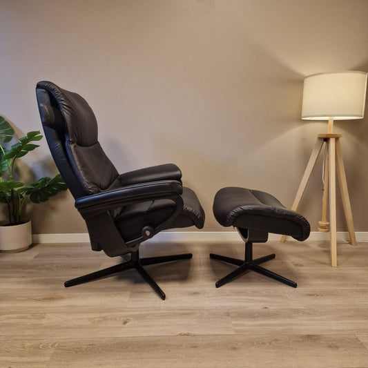Stressless View i svart skinn sett fra siden, lett tilbakelent