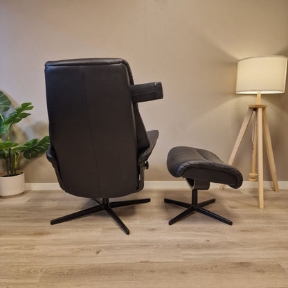 Baksiden av Stressless View (M) i svart skinn med sort Cross-understell