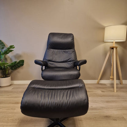 Stressless View (M) med krakk i svart skinn, helfigur forfra