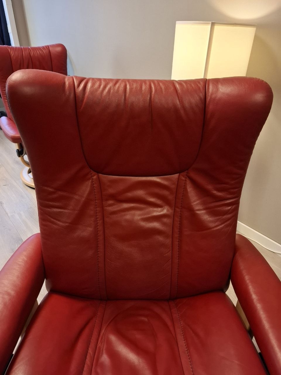 Stressless Wing (L) lenestol m/krakk i rød skinn