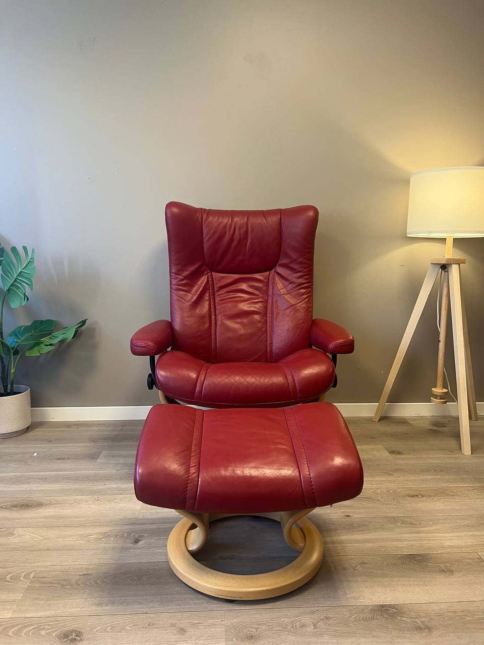 Stressless Wing (L) lenestol m/krakk i rød skinn