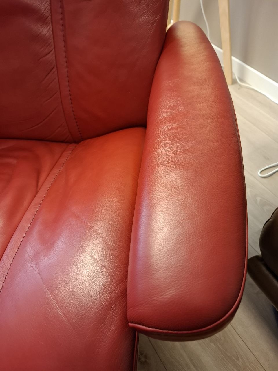 Stressless Wing (L) lenestol m/krakk i rød skinn
