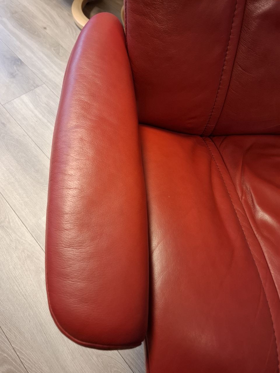 Stressless Wing (L) lenestol m/krakk i rød skinn