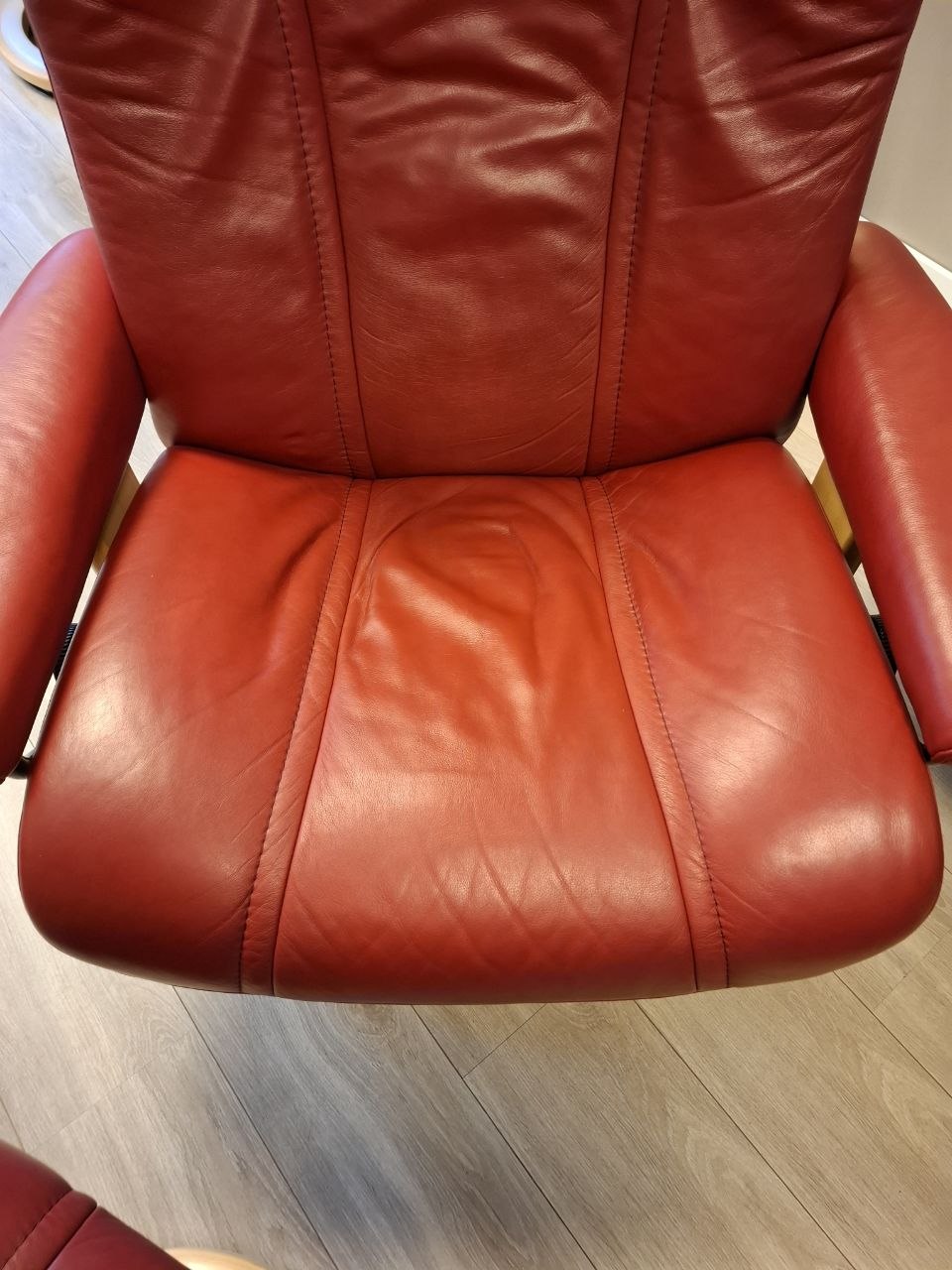 Stressless Wing (L) lenestol m/krakk i rød skinn