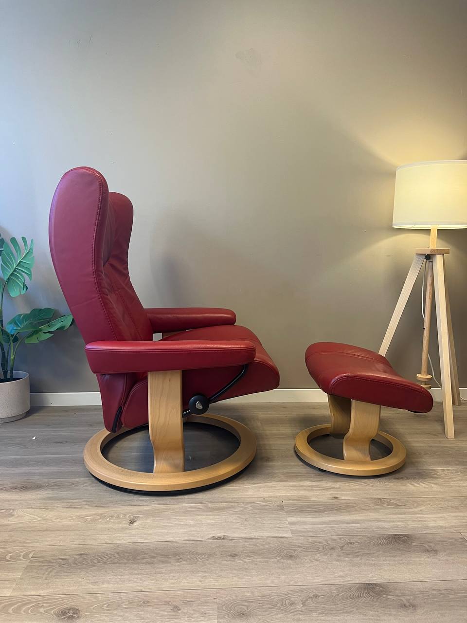 Stressless Wing (L) lenestol m/krakk i rød skinn