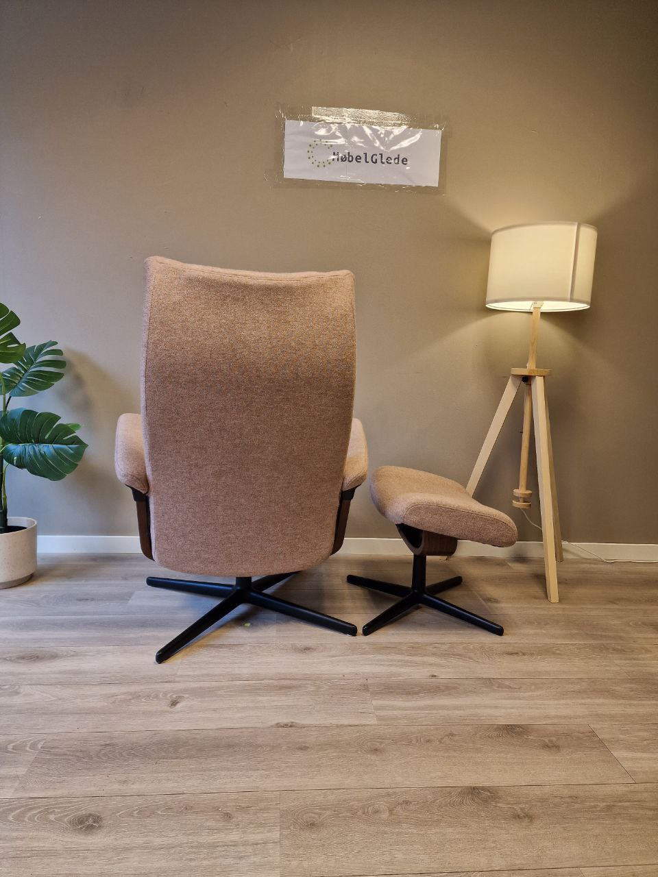 Brukt Stressless Wing (M) lenestol m/krakk i rose - med krakk