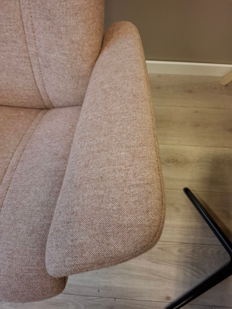Brukt Stressless Wing (M) lenestol m/krakk i rose - i interiorsetting