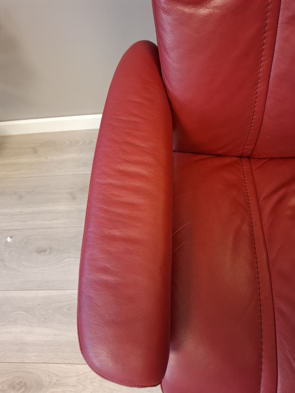 Stressless Wing (M) lenestol m/krakk i rød skinn