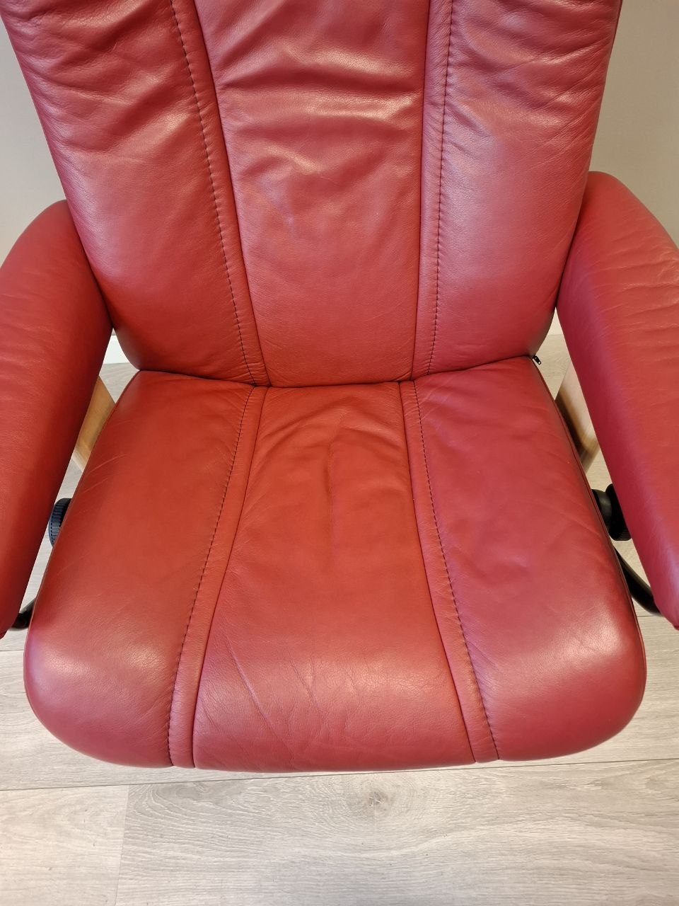 Stressless Wing (M) lenestol m/krakk i rød skinn