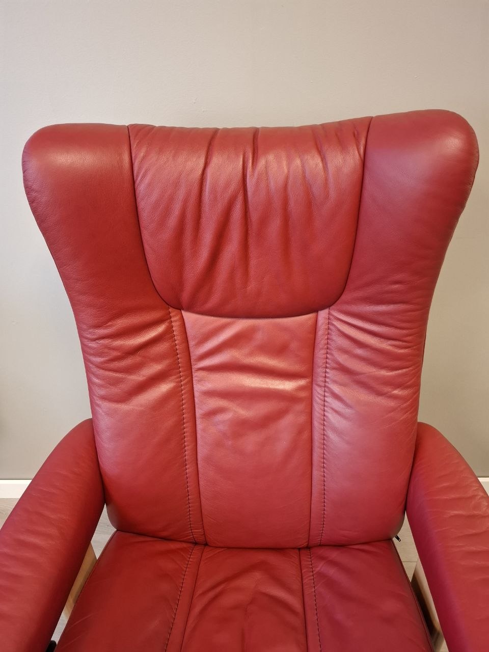 Stressless Wing (M) lenestol m/krakk i rød skinn