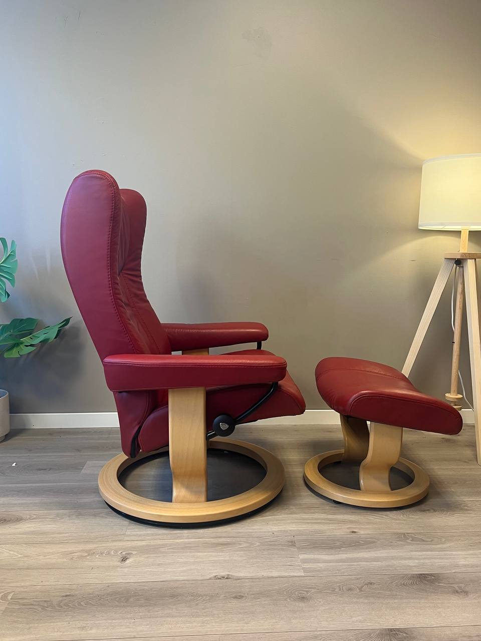 Stressless Wing (M) lenestol m/krakk i rød skinn