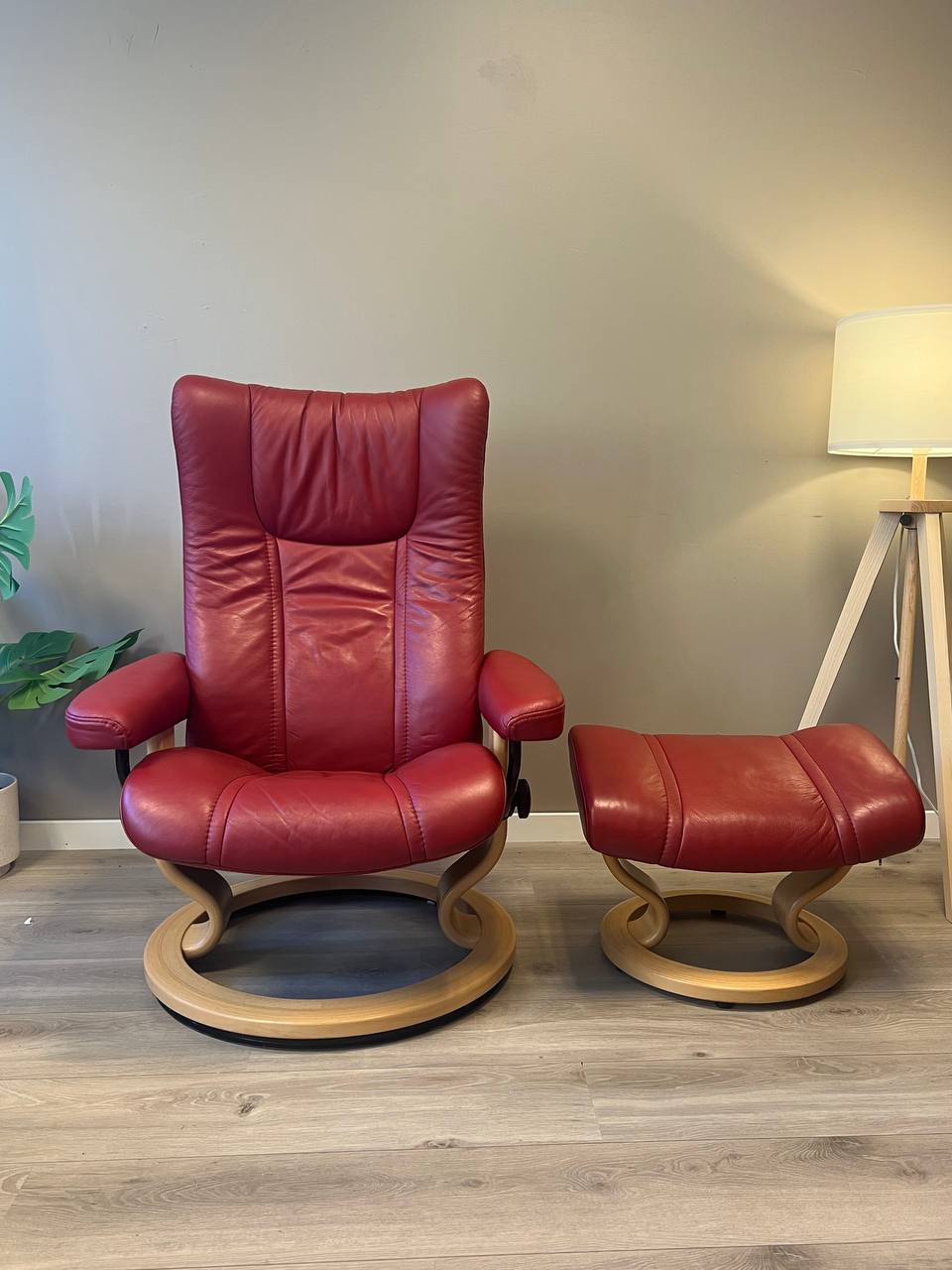 Stressless Wing (M) lenestol m/krakk i rød skinn