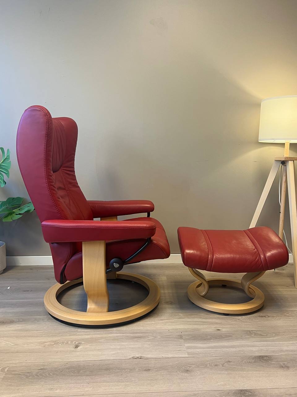 Stressless Wing (M) lenestol m/krakk i rød skinn