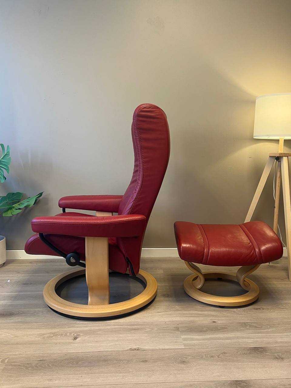 Stressless Wing (M) lenestol m/krakk i rød skinn