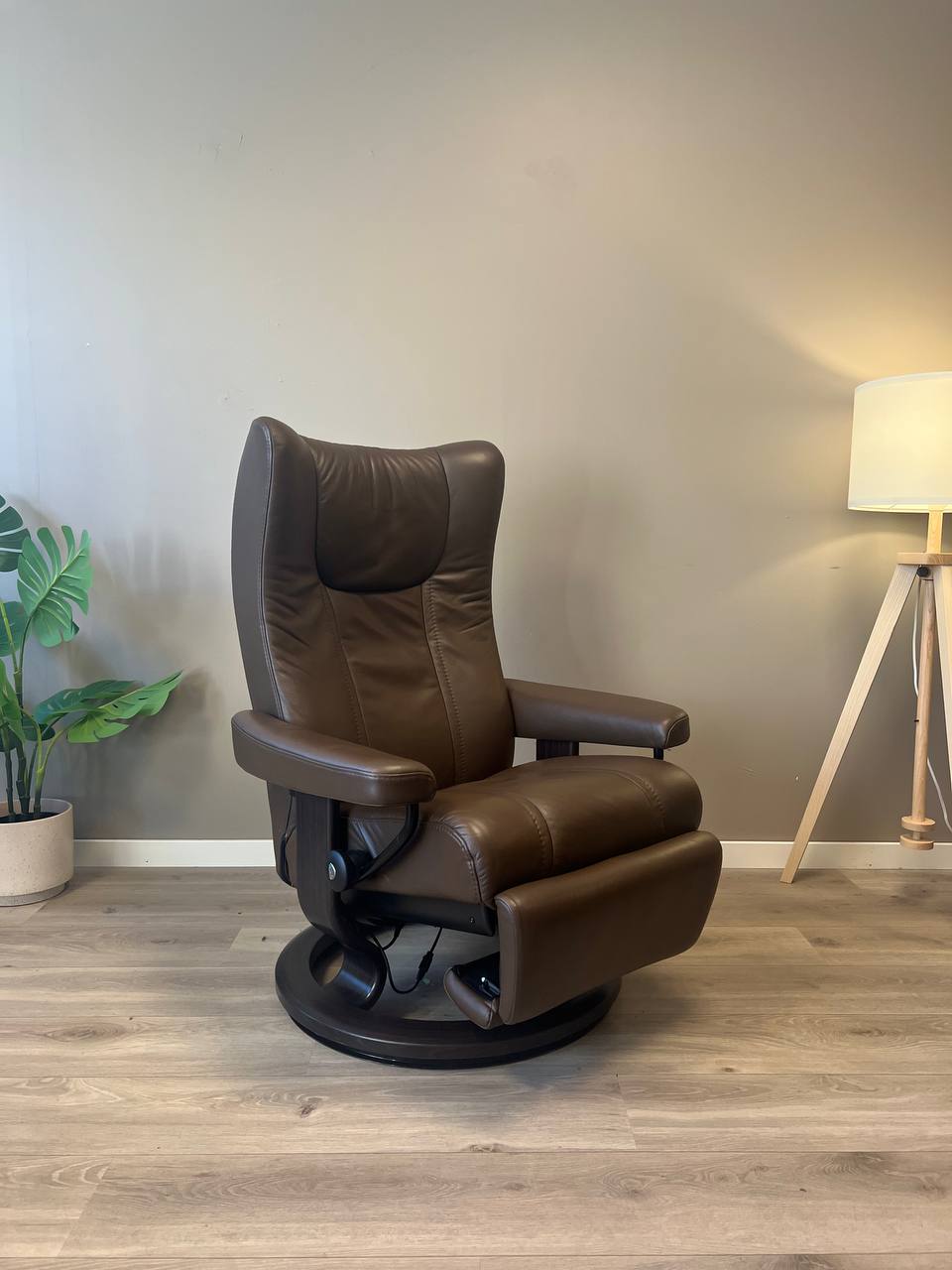 Stressless Wing Power (M) Leg&Back elektrisk lenestol Brunt skinn med batteri