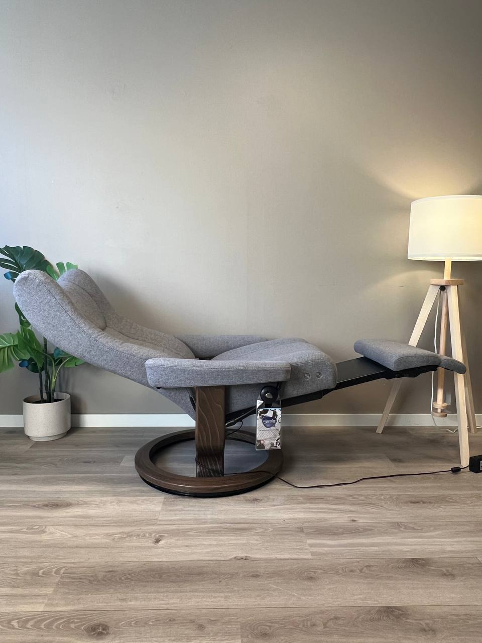 Stressless Wing Power lenestol (M) i grå tekstil