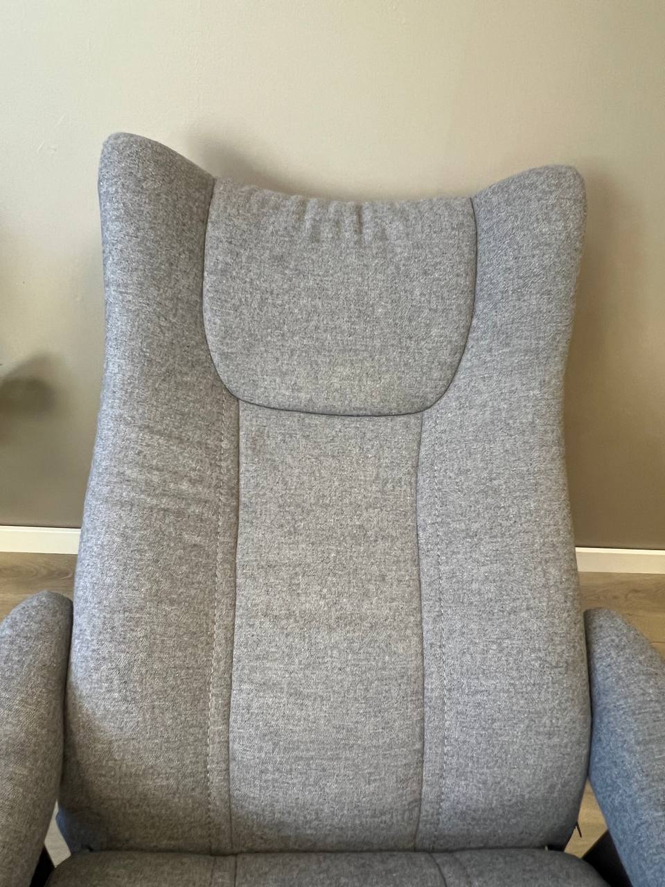 Stressless Wing Power lenestol (M) i grå tekstil