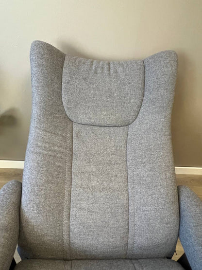 Stressless Wing Power lenestol (M) i grå tekstil