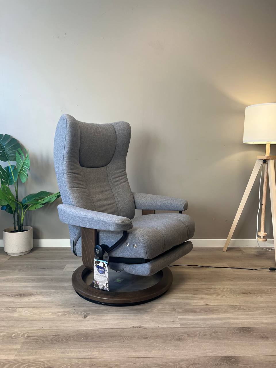 Stressless Wing Power lenestol (M) i grå tekstil