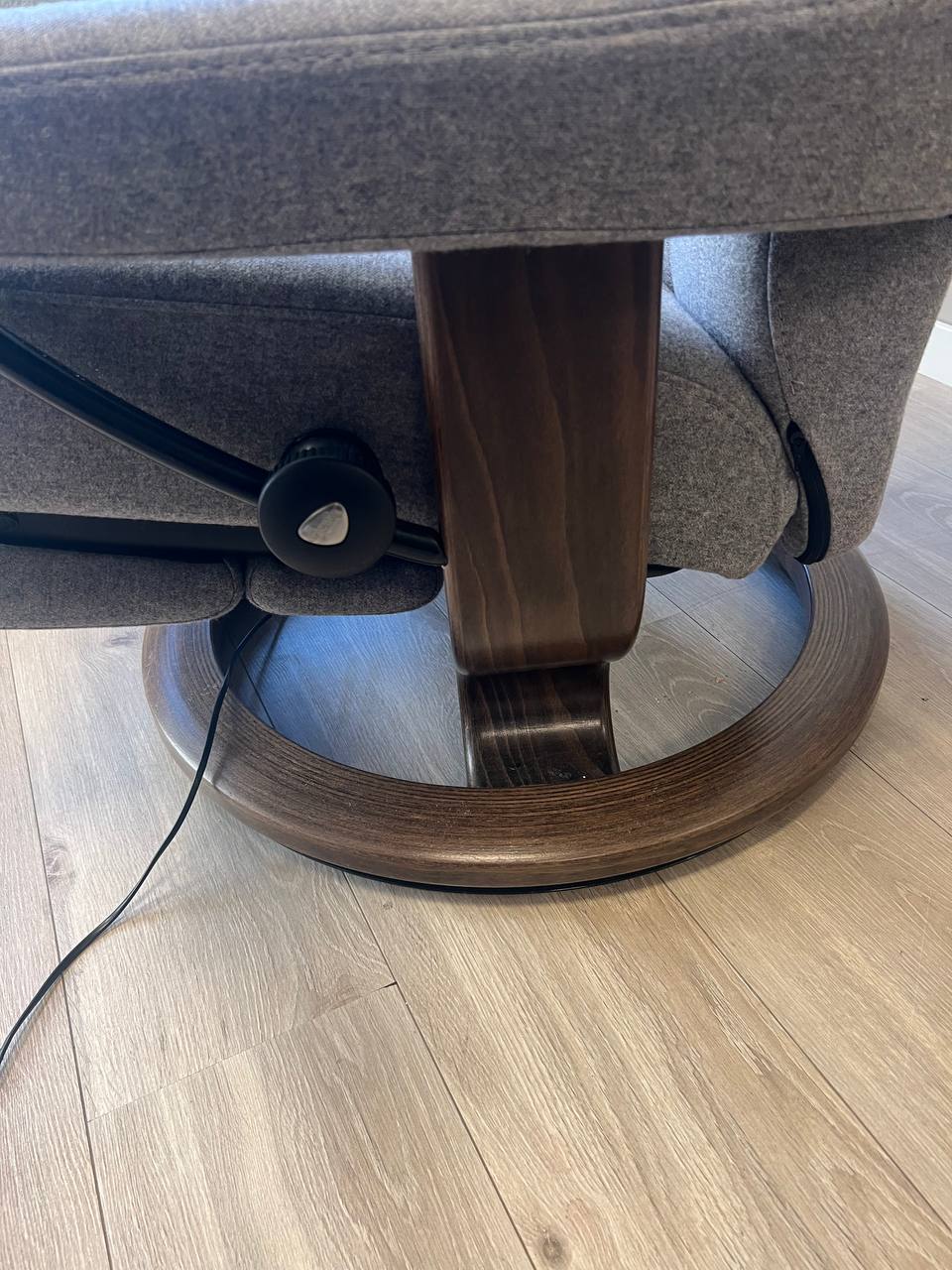 Stressless Wing Power lenestol (M) i grå tekstil