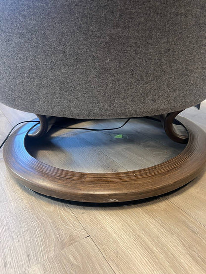Stressless Wing Power lenestol (M) i grå tekstil