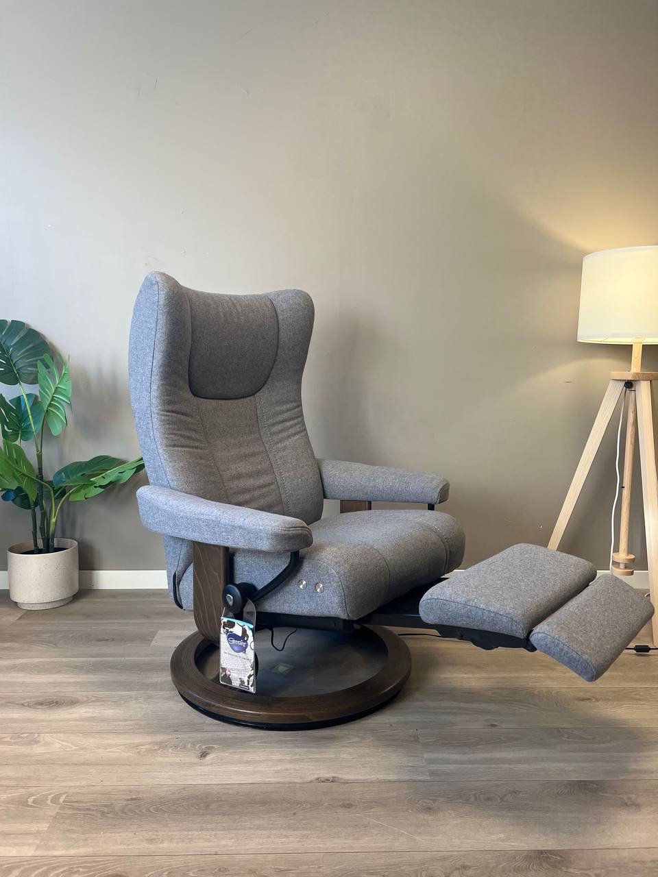Stressless Wing Power lenestol (M) i grå tekstil