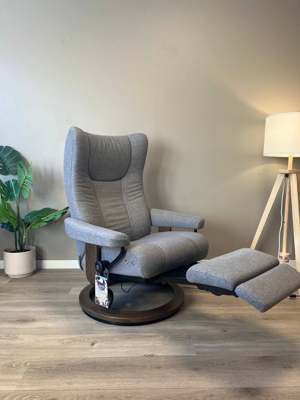 Stressless Wing Power lenestol (M) i grå tekstil